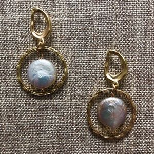 Tres Femmes earrings.